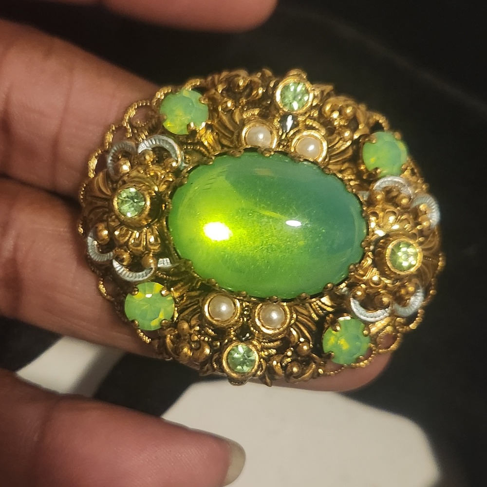 Vintage west Germany Green Cabochon Brooch Gold Tone Filigree Pearl Rhinestone - Picture 10 of 14